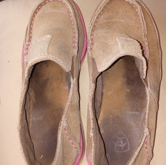 Ariat Cruiser Girl's 13.5 beige suede upper Slip on Loafer Boat shoes Pink Trim - Picture 8 of 8
